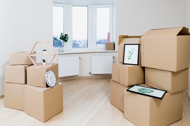 Стек движущихся картонных коробок в новой квартире
