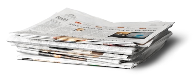 Фото Стопка газет, перерабатывающая изолированную документацию знаний, ежедневные новости