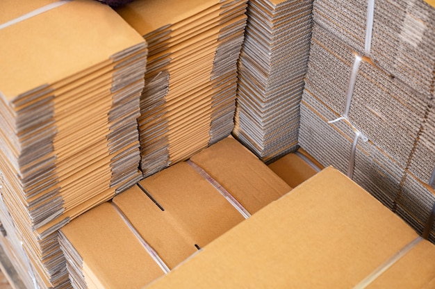 Стопка коричневых сложенных картонных коробок, связанных для упаковки