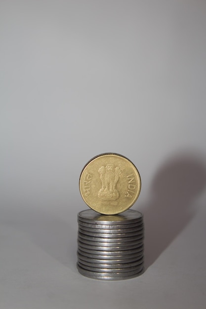Фото Куча монет на белом фоне