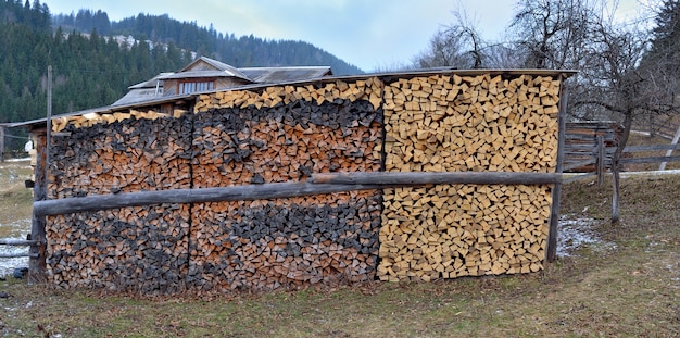 Фото Стек дров перед старой фермой