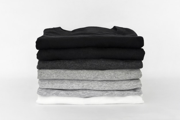 Фото Стек сложенной черной, серо-белой футболки
