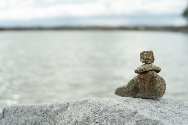 写真 空に照らして海に積まれた石の山