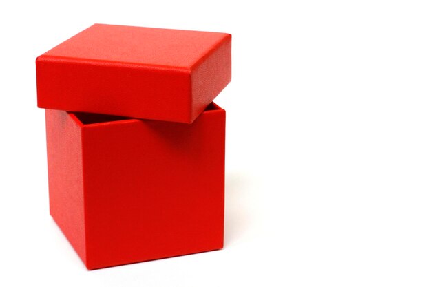 Фото Стопка красного ящика на белом фоне