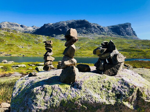 写真 空の向こうの山の上にある岩の積み重ね