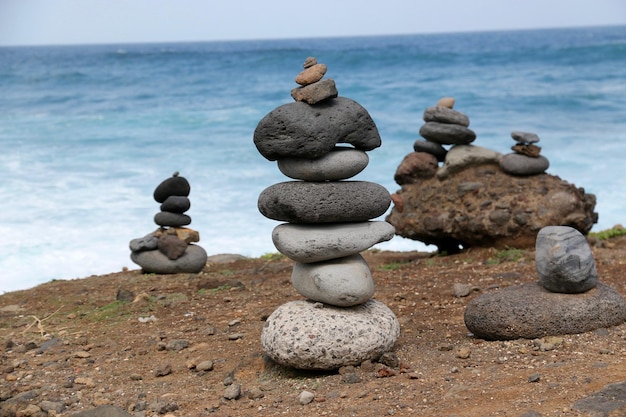Фото Куча камней на фоне моря