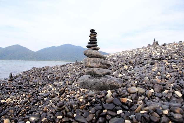 写真 空に向かってビーチに積もった石