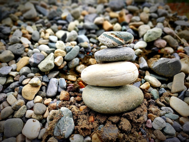 写真 小石の上に積もった石