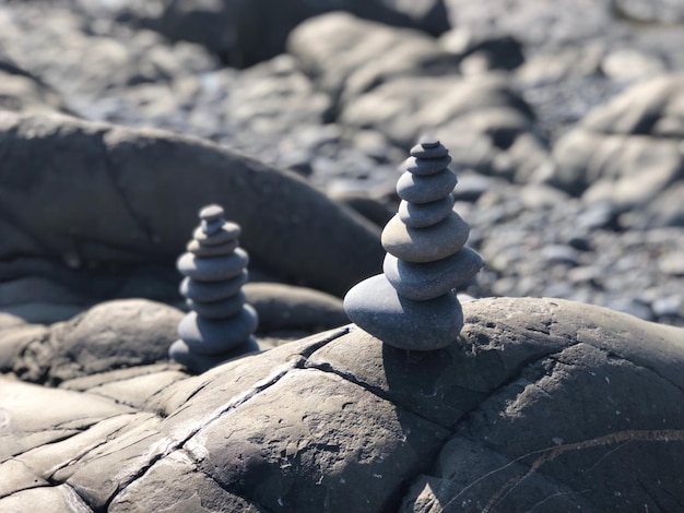 写真 岩の上に積もった石