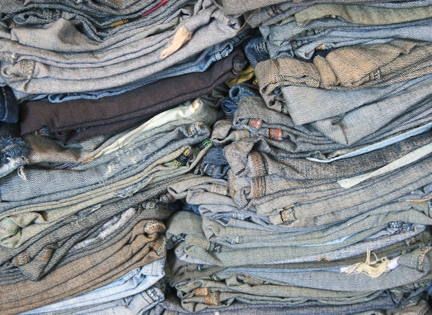 Photo a stack of old blue jeans