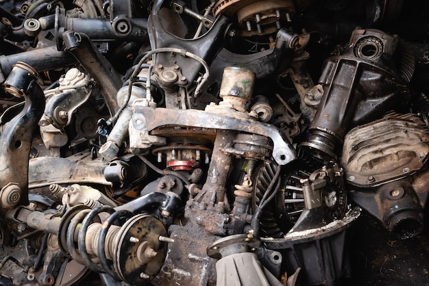 Impilare le vecchie parti di automobili usate sono buone condizioni in negozio per la vendita portare a riparare affari di beni usati per il settore automobilistico