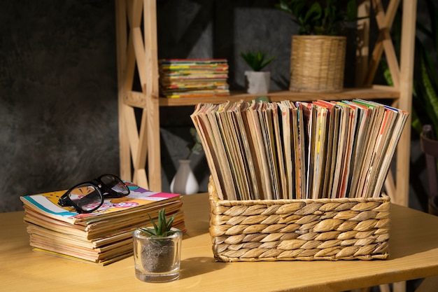 Foto pila di vecchie strisce di libri in arrivo nella scatola