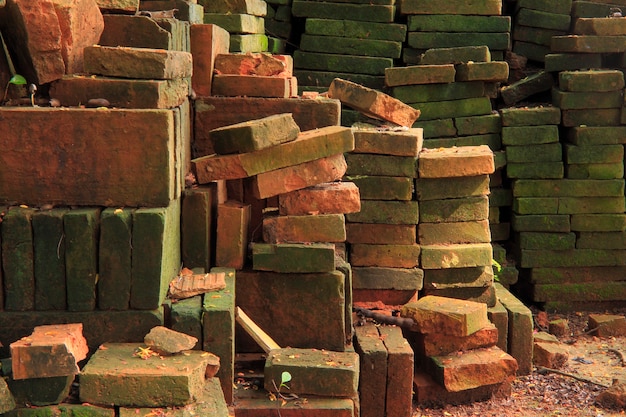 Photo stack of old red bricks , humid bricks