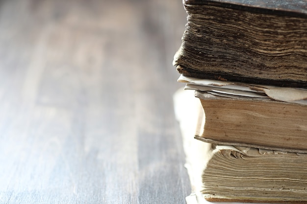 стопка старой ретро книги на деревянном коричневом столе