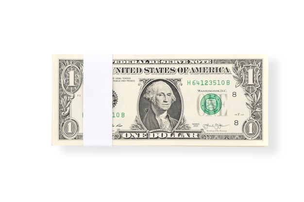 Una pila di fatture dei soldi di un dollaro americano isolate su fondo bianco con il percorso di ritaglio.
