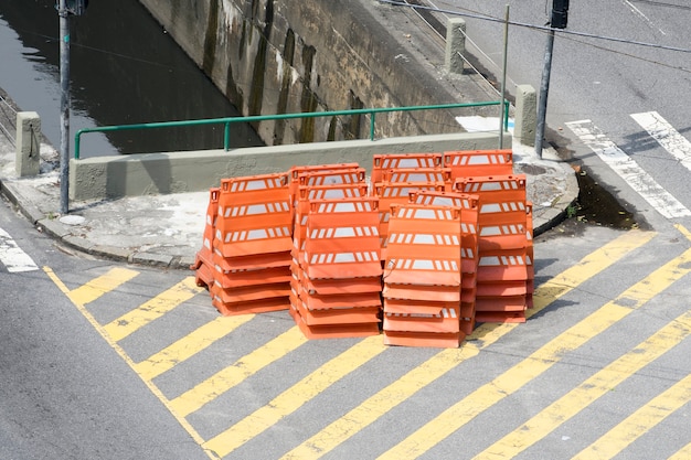 街の通りの交通閉鎖のためのオレンジ色のコーンのスタック