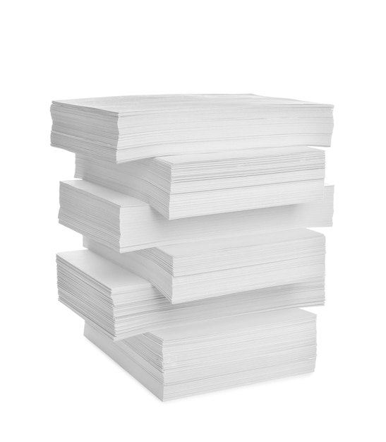 Foto pila di fogli di carta isolati su bianco