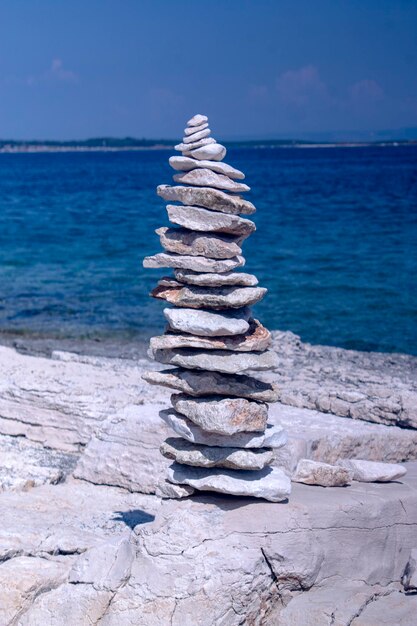 Photo stack of pebbles on beach against sky