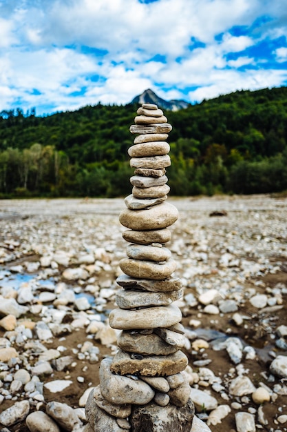 Photo stack of pebbles on beach against sky