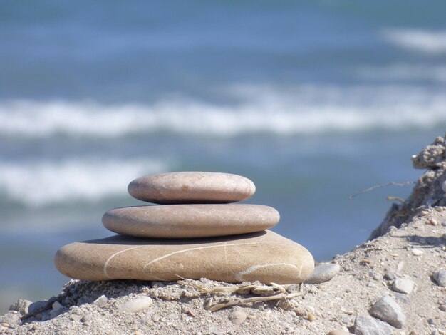 Photo stack of pebbles by sea against sky