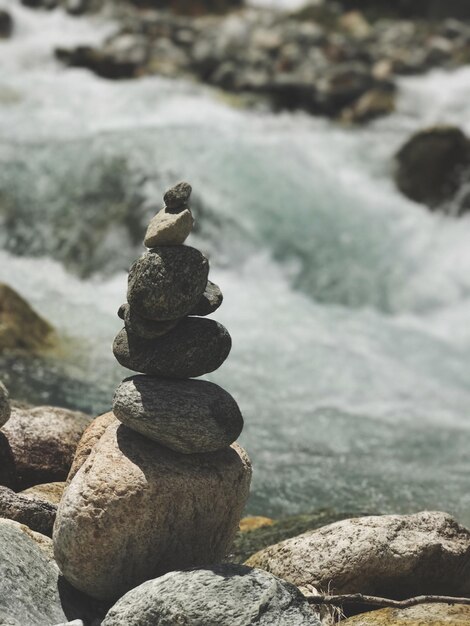 Photo stack of pebbles on shore