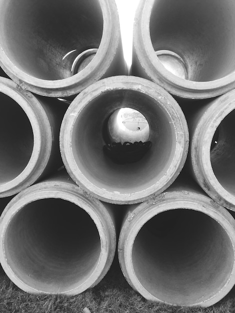 Photo stack of pipes on field