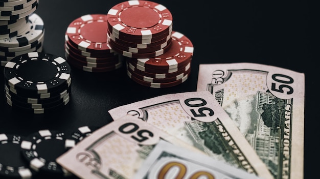 Foto pila di fiches di poker per giochi di casinò ad alto rischio