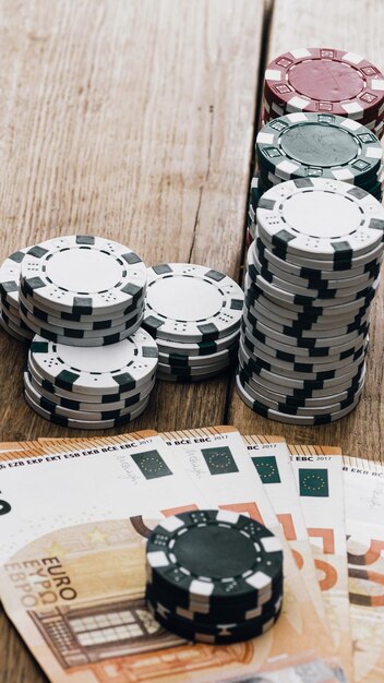 Foto pila di fiches da poker per giochi da casinò con posta in gioco elevata