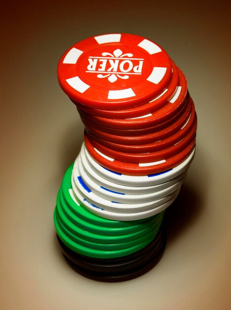 Photo a stack of poker chips with the word casino on it.