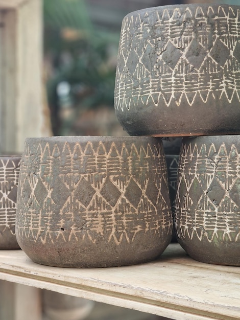 Photo a stack of pottery with a design on the bottom.