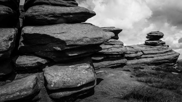 Foto un mucchio di rocce contro il cielo