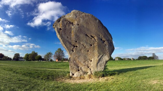 Foto pile di rocce sul campo di avebury contro il cielo