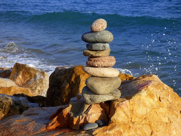 Photo stack of rocks against sea