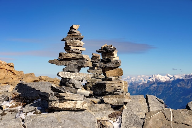 空の向こうの山の上にある岩の積み重ね