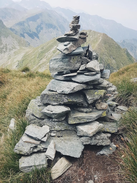 Photo stack of rocks on mountain against sky