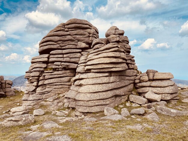 Foto una pila di rocce su una roccia contro il cielo