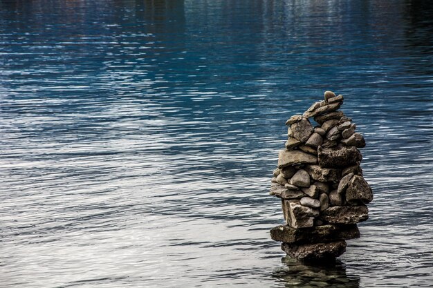 Photo stack of rocks in sea