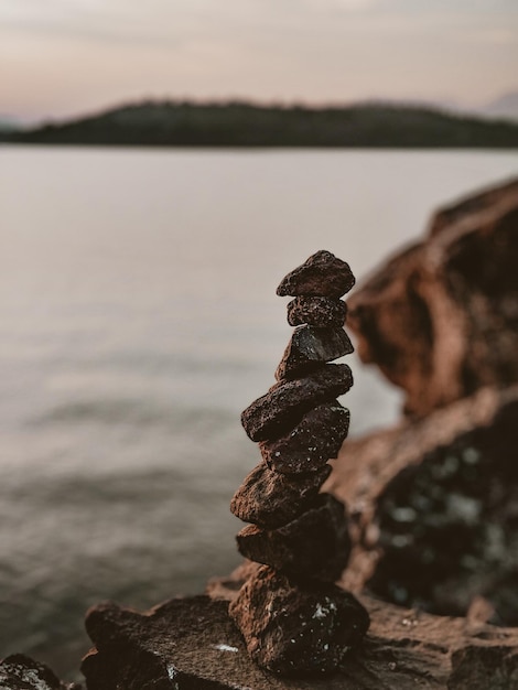 Photo stack of rocks on shore