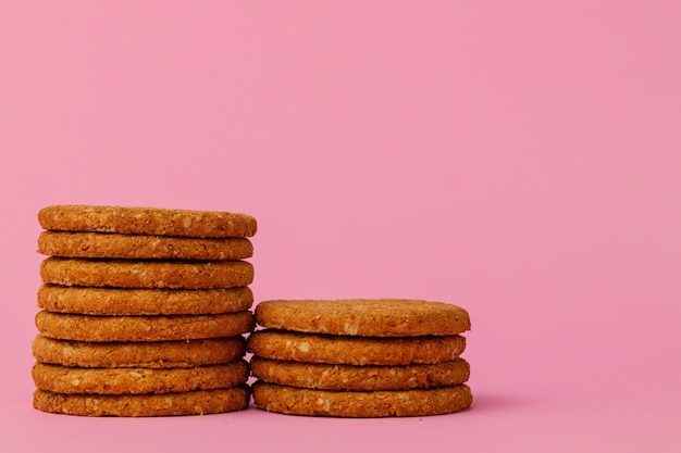 Pila di biscotti di avena rotondi