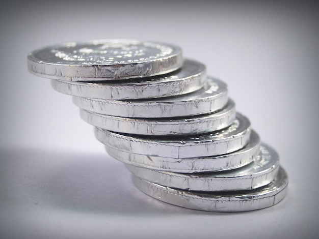 Photo a stack of silver coins with the word 