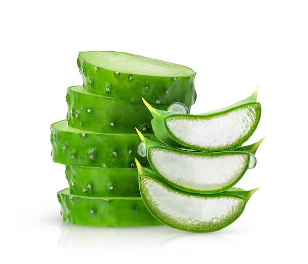 Pila di cetriolo affettato e aloe vera isolato su sfondo bianco con tracciato di ritaglio