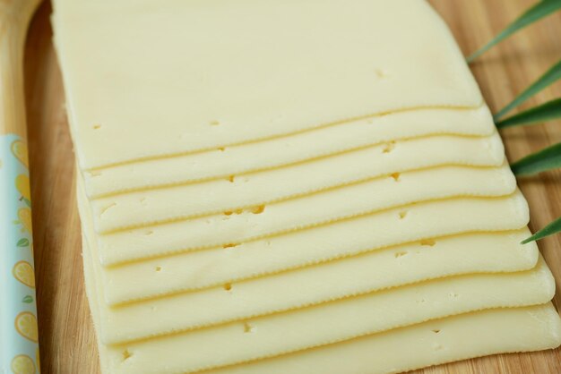 黄色のチーズのスライスのスタックをクローズ アップ