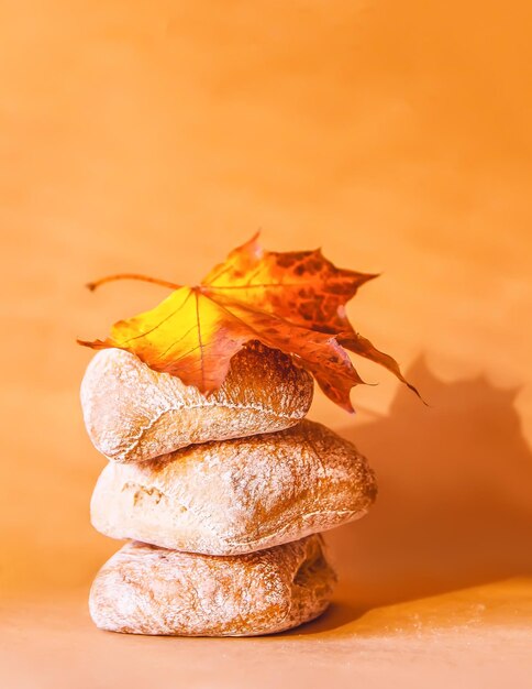 Foto pila di piccole pagnotte di pane ciabatta