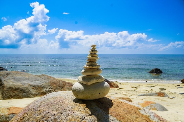 Photo stack stone at beach with sea view