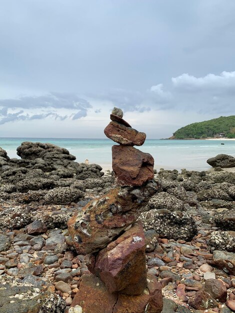 Foto un mucchio di pietre sulla spiaggia contro il cielo