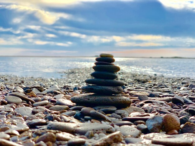 Photo stack of stones on beach against sky