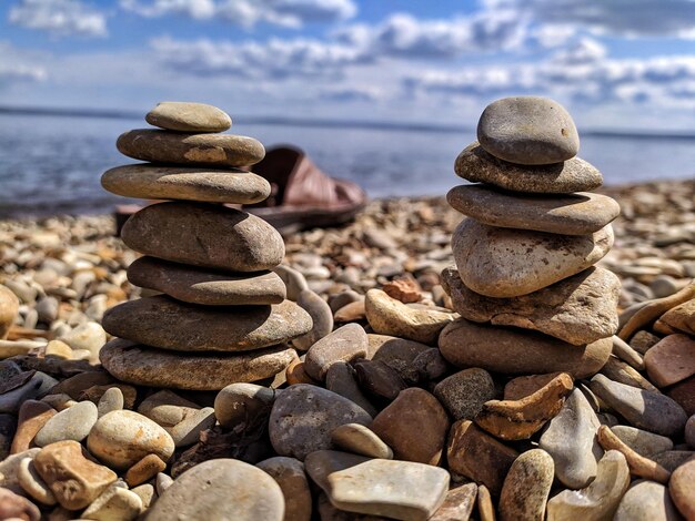 Foto un mucchio di pietre sulla spiaggia