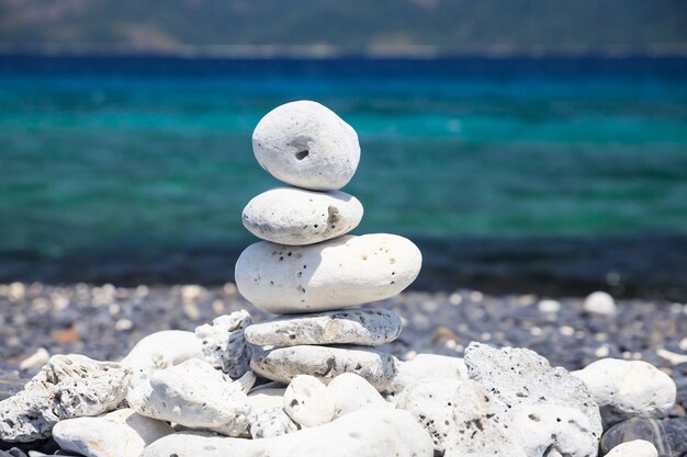 Foto una pila di pietre sulla spiaggia