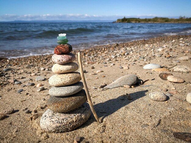 Foto una pila di pietre sulla spiaggia