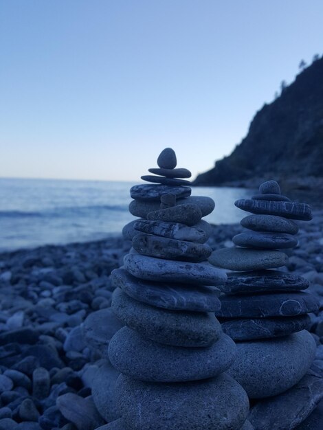 Foto un mucchio di pietre sulla spiaggia